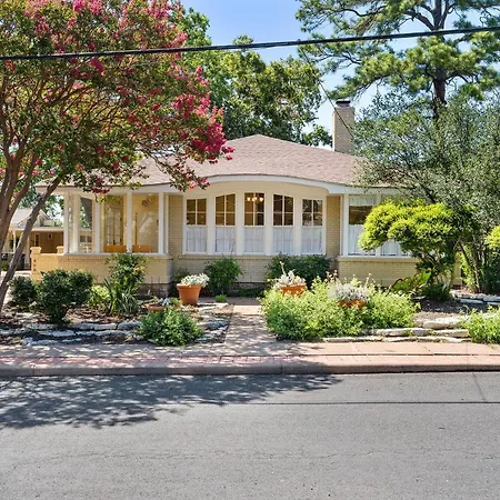 Gilded Carriage Haus With Hot Tub Vila